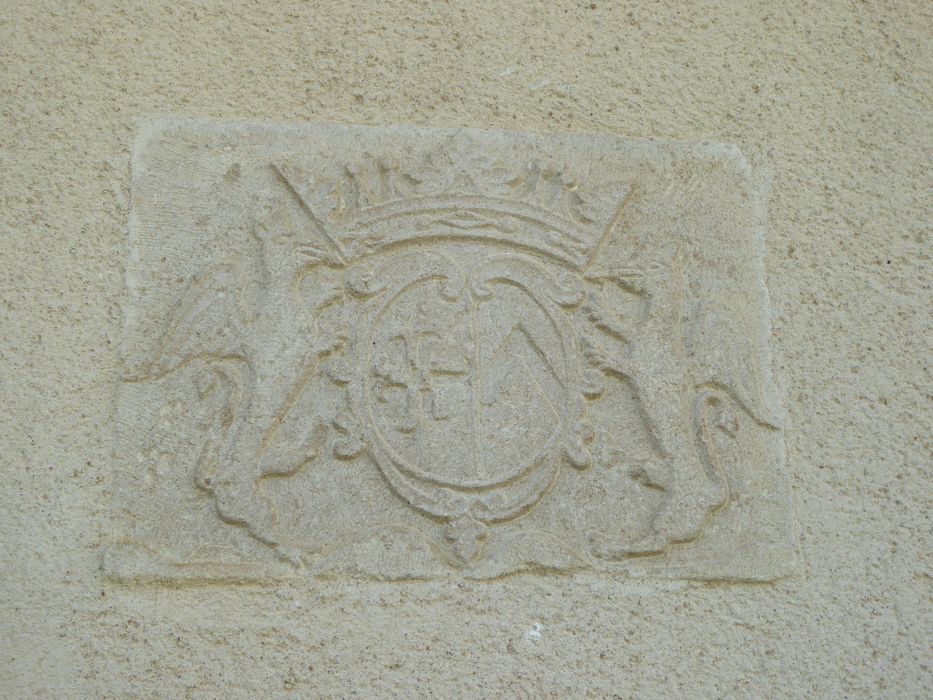 Eglise Saint-Maur : Détail d'un bas-relief blasonné