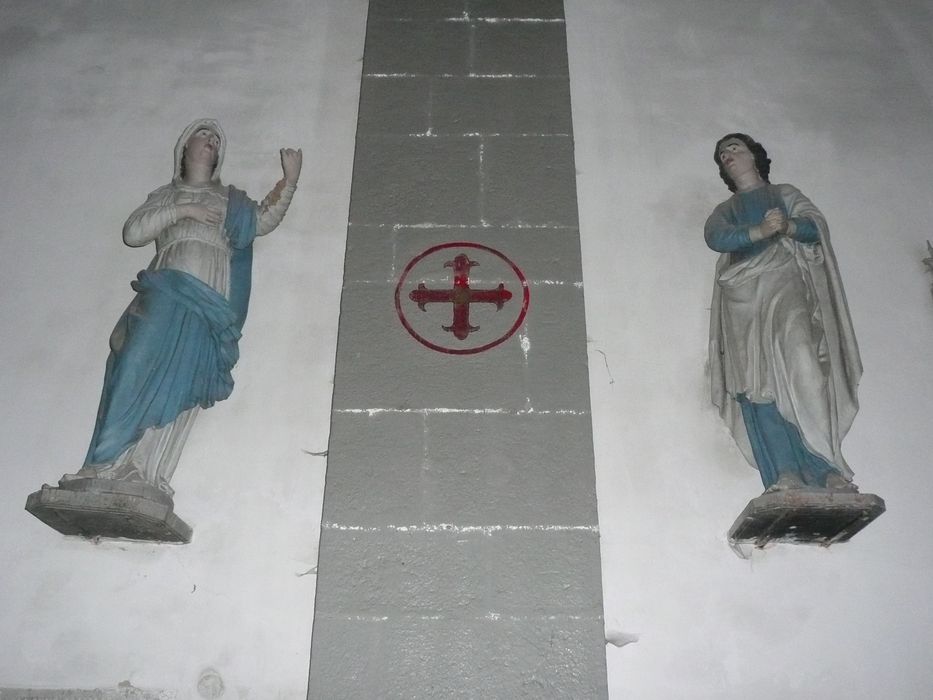 2 statues (fragments de calvaire) : Vierge et saint Jean