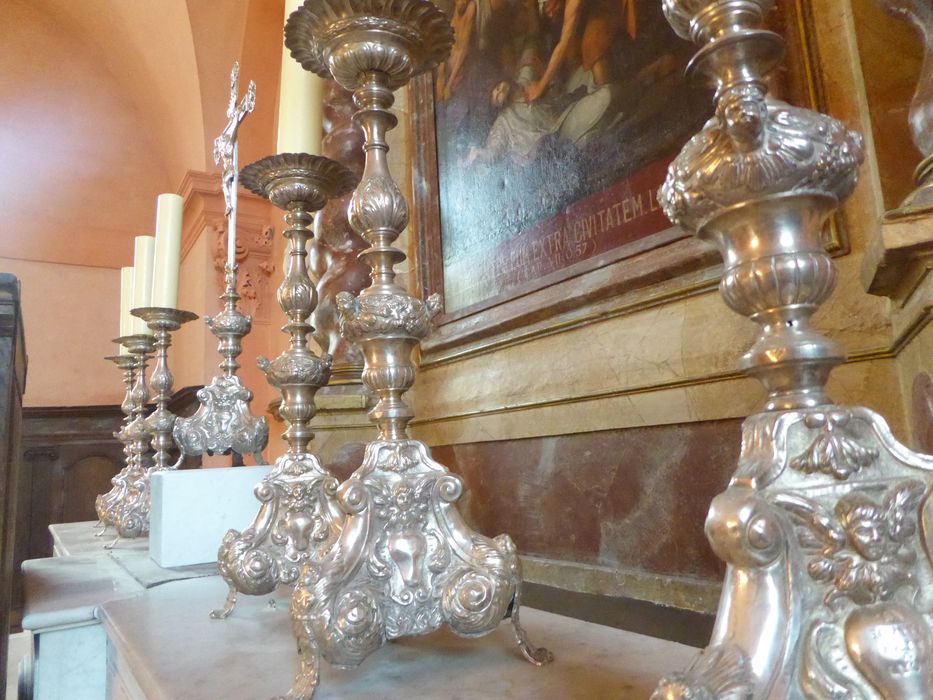 chandeliers, croix d'autel