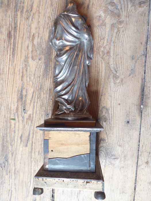 statuette : Vierge à l'Enfant, revers