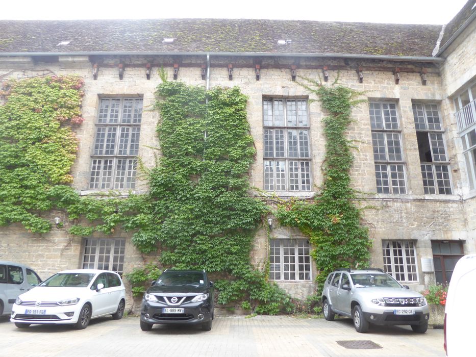 cour intérieure, vue partielle des façades