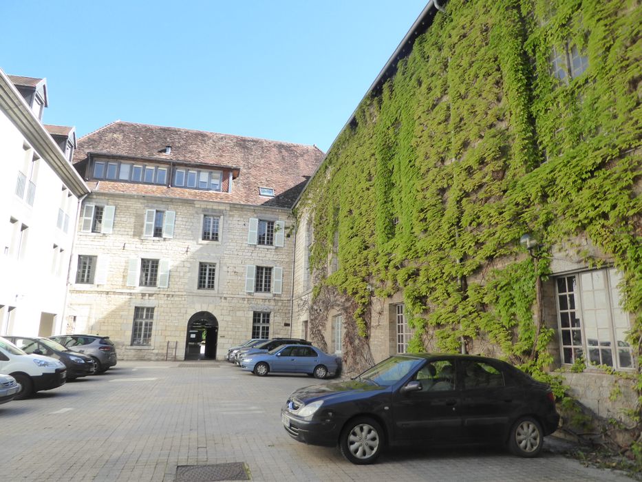 cour intérieure, vue partielle des façades