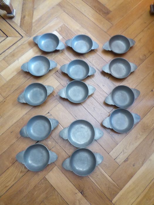 14 écuelles à oreilles, 15 assiettes, 8 gobelets, 2 pots à pharmacie, pot à cuire (récipient à cuire)