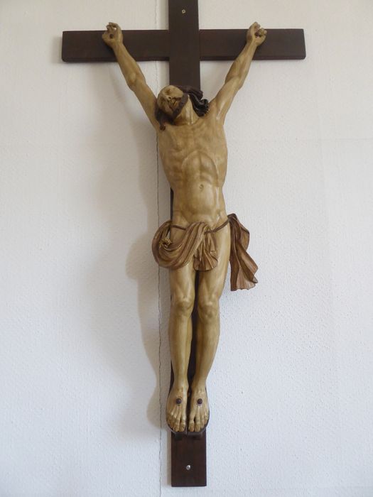 statue : Christ en croix