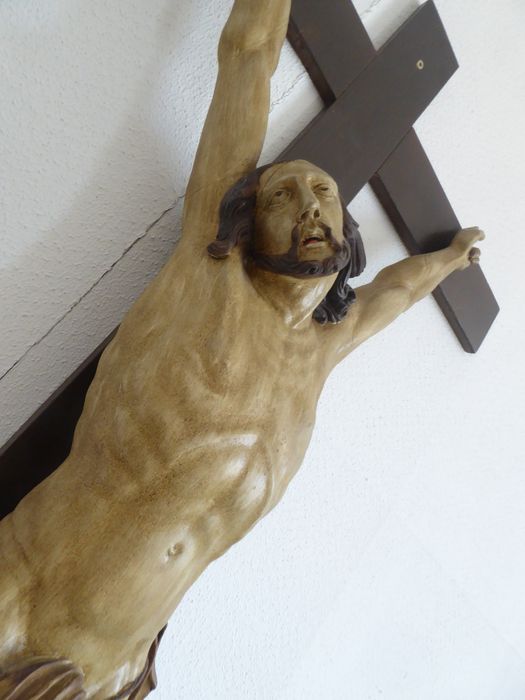 statue : Christ en croix, vue partielle