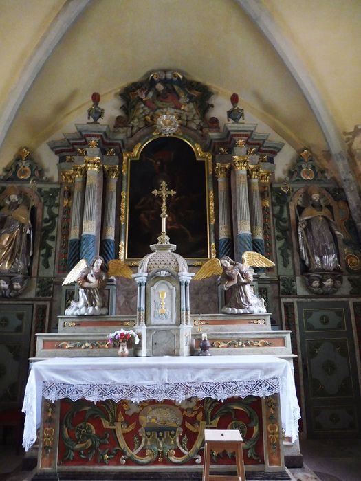 autel, gradin d'autel, tabernacle, retable, tableau : Saint Michel, 2 statues : Evêques (maître-autel)