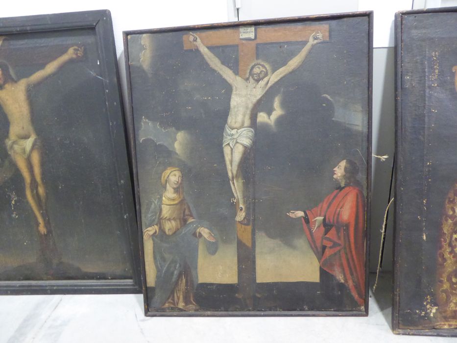 tableau : Christ en croix - © Ministère de la Culture (France), Conservation des antiquités et des objets d’art du Jura – Tous droits réservés