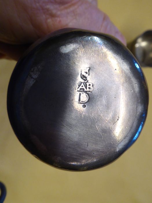 gobelet, détail du poinçon - © Ministère de la Culture (France), Conservation des antiquités et des objets d’art du Jura – Tous droits réservés