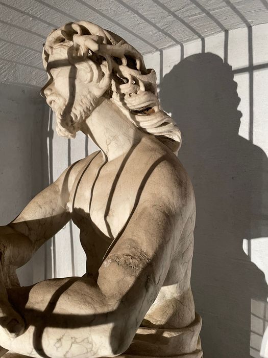 statue : Christ de Pitié, vue partielle