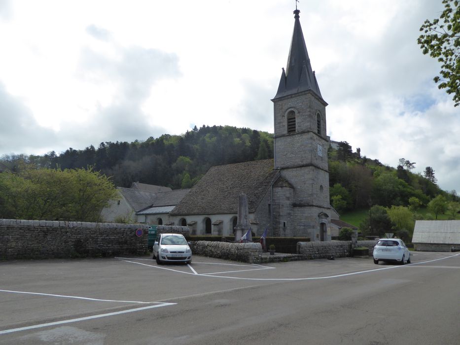 vue générale de l’église dans son environnement depuis le Nord-Ouest