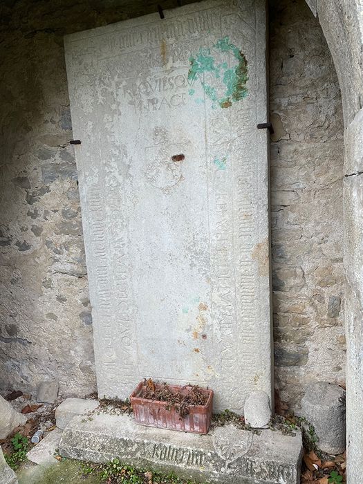 dalle funéraire de l’abbesse Louise de Luyrieux et de sa petite nièce, l’abbesse Guillaumette de Luyrieux - © Ministère de la Culture (France), Conservation des antiquités et des objets d’art du Jura – Tous droits réservés