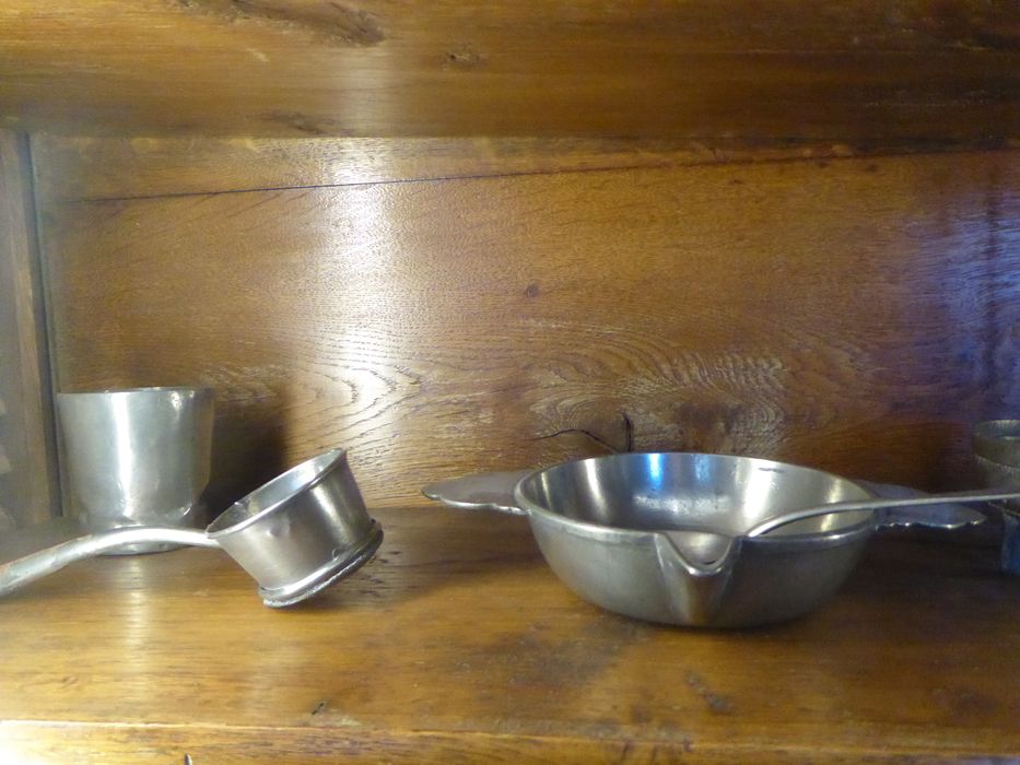 puisette, gobelet, verseuse à bain-marie - © Ministère de la Culture (France), Conservation des antiquités et des objets d’art du Jura – Tous droits réservés