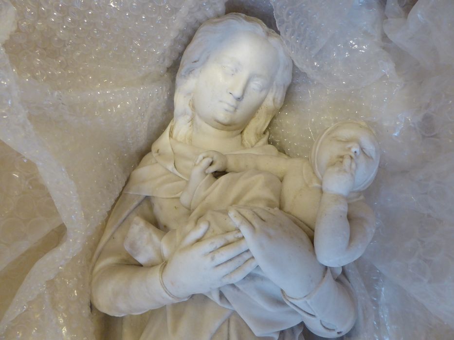 statue : Vierge à l'Enfant, vue partielle