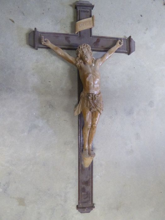 statue : Christ en croix