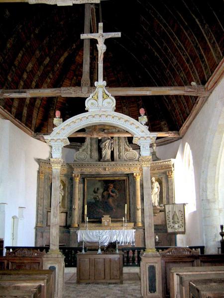 vue générale du décor du choeur : autel, retable, tableau : reniement de saint Pierre (le), clôture de choeur (table de communion), stalles, bancs, lambris de revêtement, arc triomphal