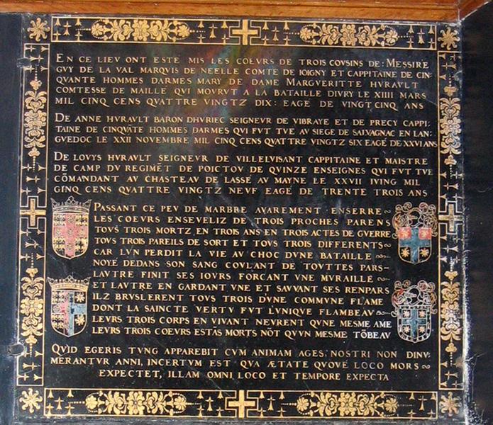 détail d'une plaque funéraire des seigneurs de Cheverny dans la chapelle seigneuriale