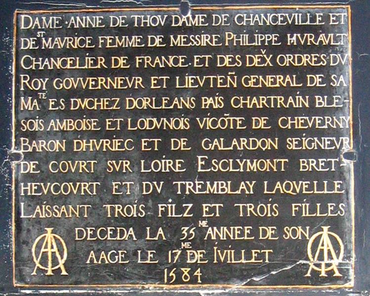 détail d'une plaque funéraire des seigneurs de Cheverny dans la chapelle seigneuriale