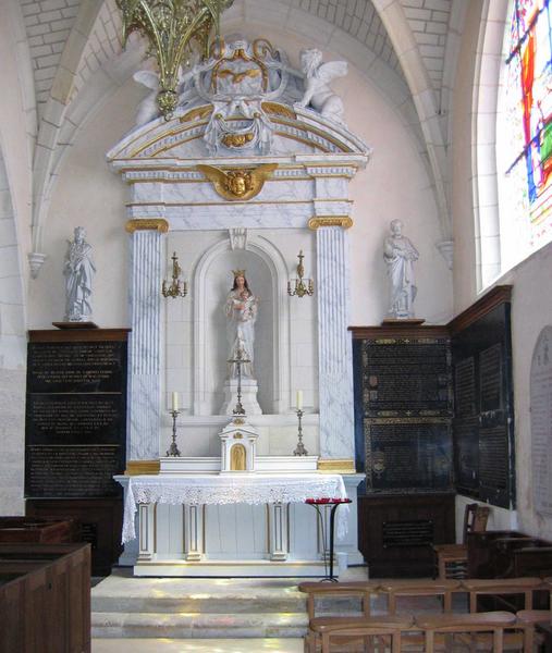 vue générale du retable de la chapelle seigneuriale et des plaques funéraires des seigneurs de Cheverny