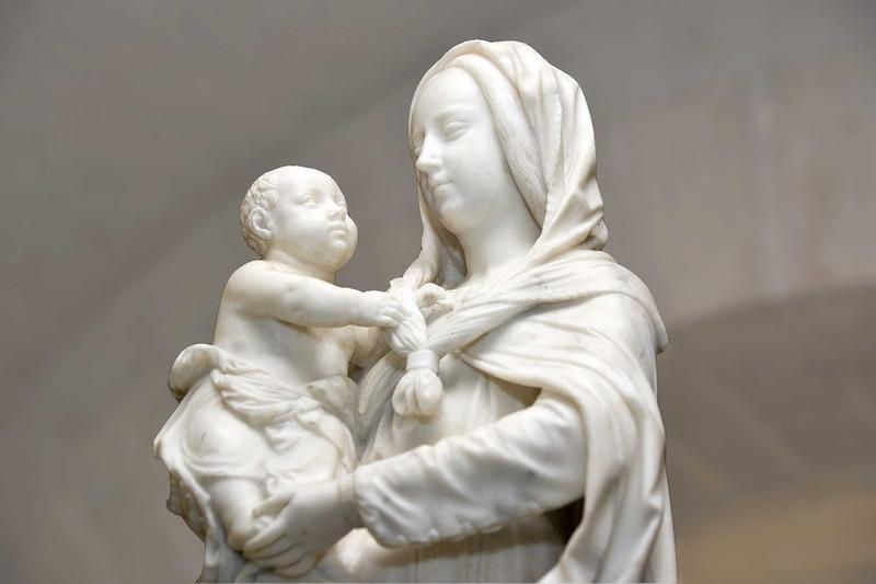 vue générale de la partie supérieure de la statue : Vierge à l'Enfant