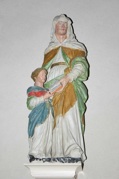 vue générale de la statue de l'éducation de la Vierge