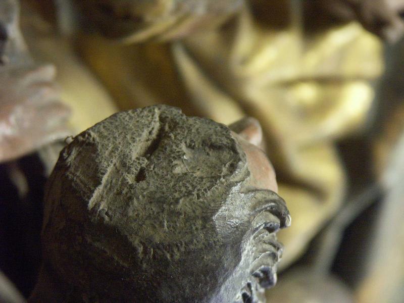 détail de la marque d'atelier sur le haut de la tête d'un des personnages participant à la scène de l'Adoration des mages - © Ministère de la Culture (France), Conservation des antiquités et des objets d'art du Loir-et-Cher, tous droits réservés 