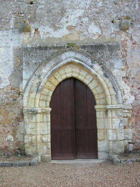 église Saint-Pierre : vue du porche d'entrée