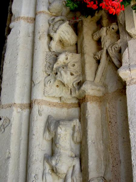 porche occidental, détail des sculptures encadrant la porte