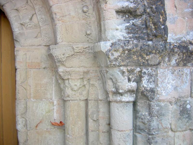 porche occidental, détail des chapiteaux sculptés de droite