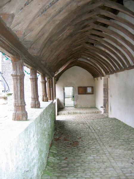 église Notre-Dame : vue partielle de la galerie formant porche, façade occidentale