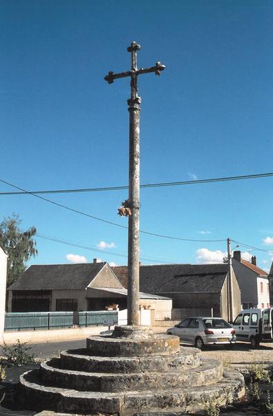 croix en pierre : vue générale