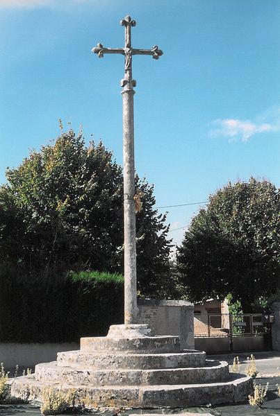 croix en pierre : vue générale