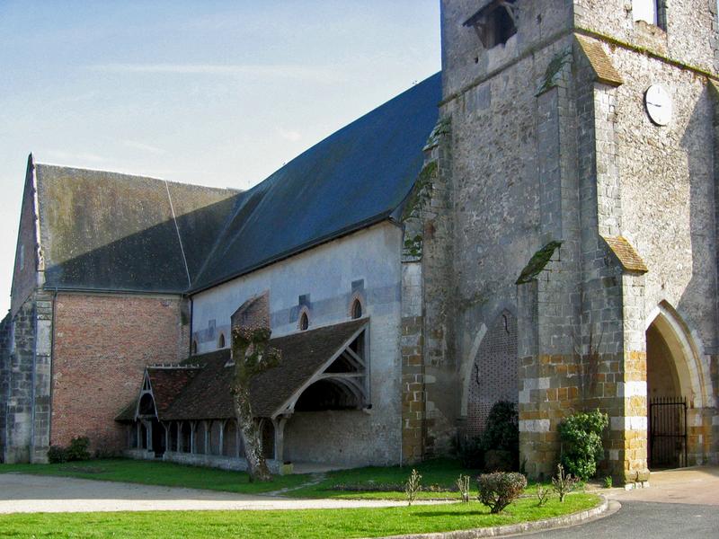 église Saint Viâtre : vue partielle, galerie située sur le flanc Nord