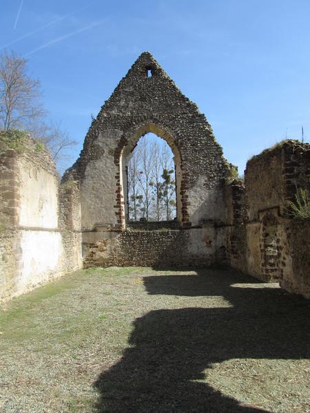 Ruines de la chapelle de Guériteau : vue générale de l'ancienne nef depuis le mur ouest