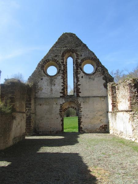 Ruines de la chapelle de Guériteau : vue générale de l'ancienne nef depuis le mur est