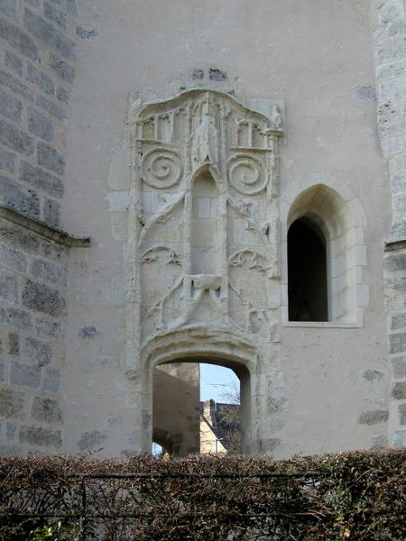 tour du clocher, détail d'une niche sculptée située au-dessus d'une ancienne porte d'accès