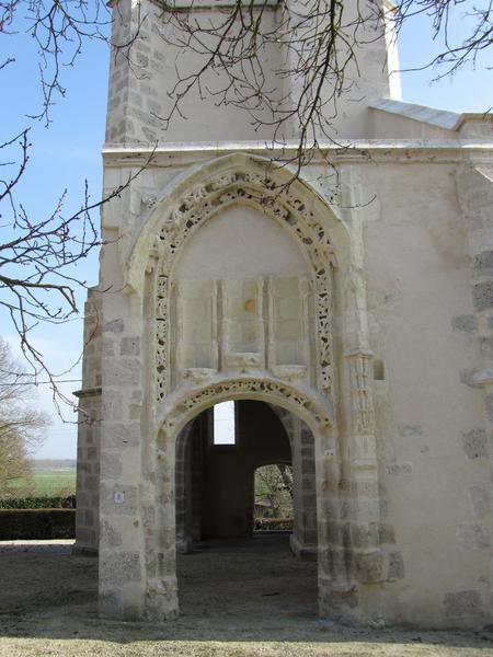 Ancienne église de Saint-Aignan d'Herbilly : vue générale d'un ancien porche d'accès à la nef