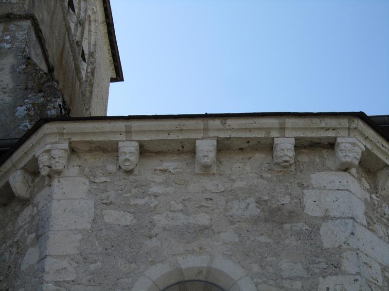 détail des corbeaux de pierre sculptés de la chapelle du bas-côté nord