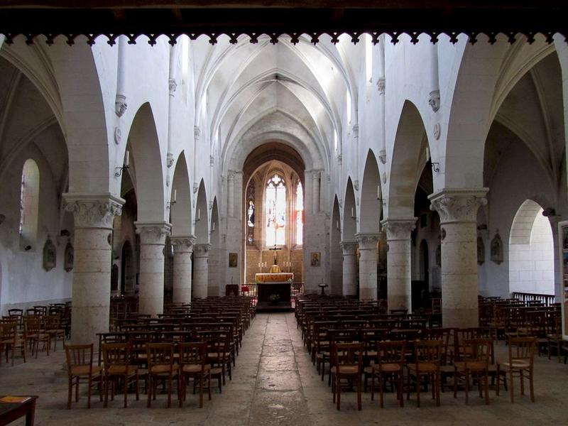 Eglise Saint-Pierre : vue générale de la nef