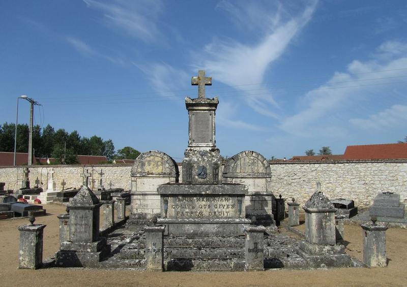 Monument funéraire de Pierre-François Chappotin et de sa mère situé dans le cimetière de Pontlevoy : vue générale