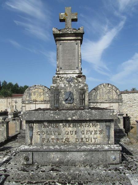 Monument funéraire de Pierre-François Chappotin et de sa mère situé dans le cimetière de Pontlevoy : vue partielle