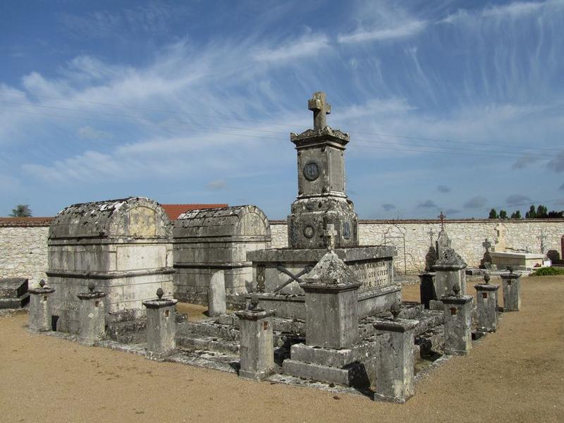 Monument funéraire de Pierre-François Chappotin et de sa mère situé dans le cimetière de Pontlevoy : vue générale