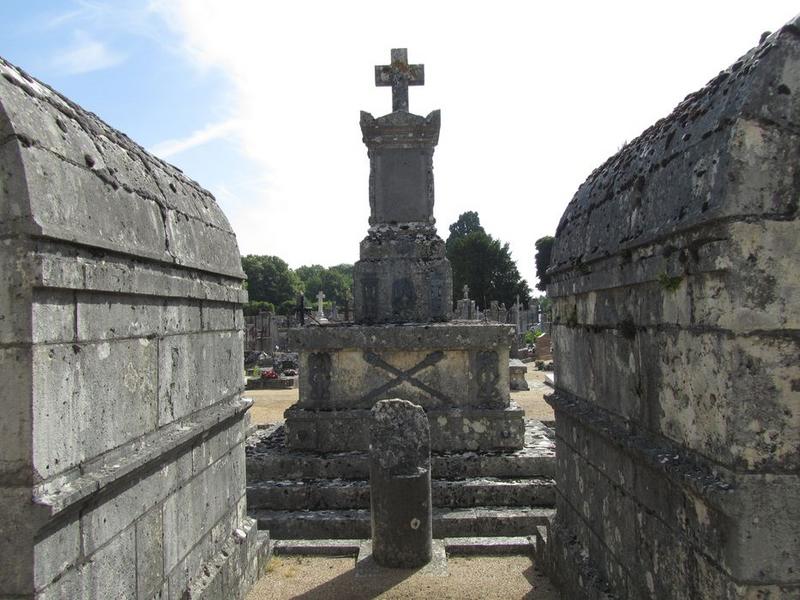 Monument funéraire de Pierre-François Chappotin et de sa mère situé dans le cimetière de Pontlevoy : vue partielle