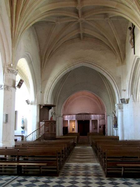 Eglise Saint-Pierre : vue générale de la nef