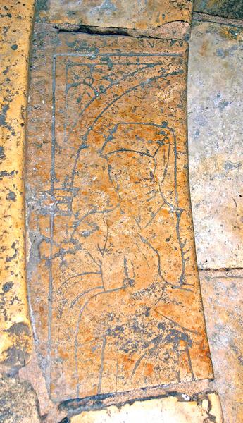 dalle funéraire (fragment), vue générale - © Ministère de la Culture (France), Conservation des antiquités et des objets d'art du Loir-et-Cher, tous droits réservés