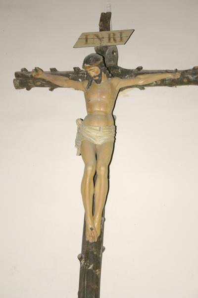 Statue : Christ en croix, vue générale