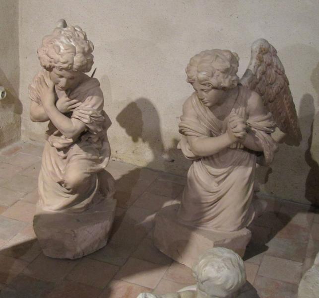 statues : anges agenouillés, vue générale