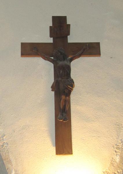 statue : Christ en croix, vue générale