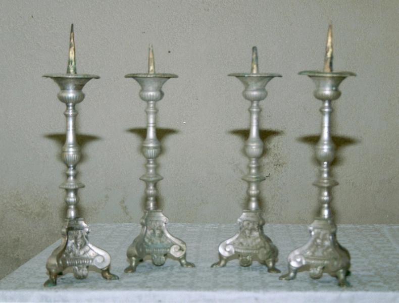 Garniture d'autel : quatre chandeliers d'autel