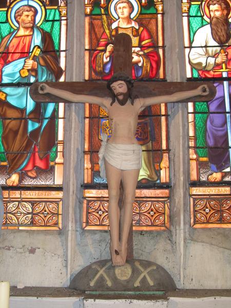 statue : Christ en croix, vue générale
