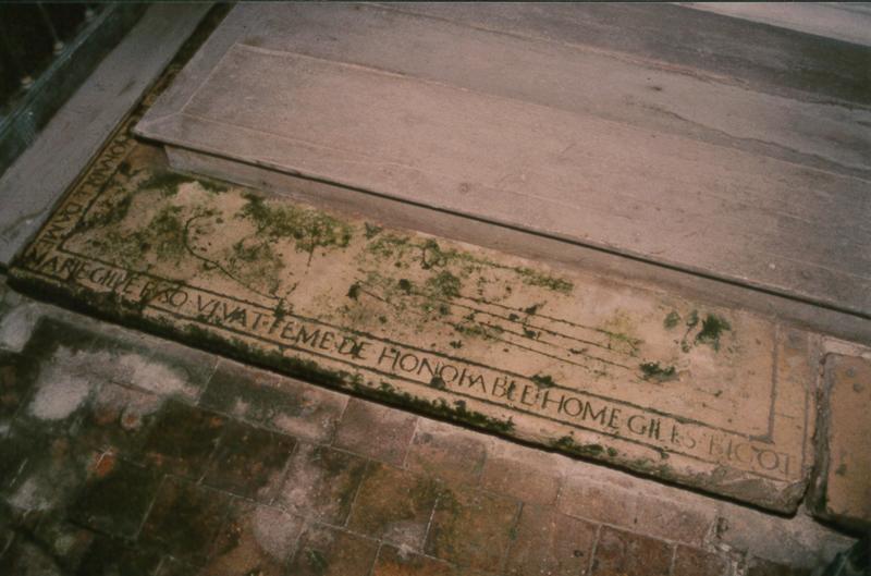 dalle funéraire de dame Marie Gilles, épouse de Gilles Bigot, vue générale - © Ministère de la Culture (France), Conservation des antiquités et des objets d'art du Loir-et-Cher, tous droits réservés 